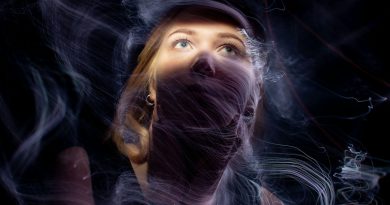 Woman Light Portrait Smoke Girl  - merlinlightpainting / Pixabay
