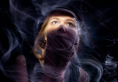Woman Light Portrait Smoke Girl  - merlinlightpainting / Pixabay